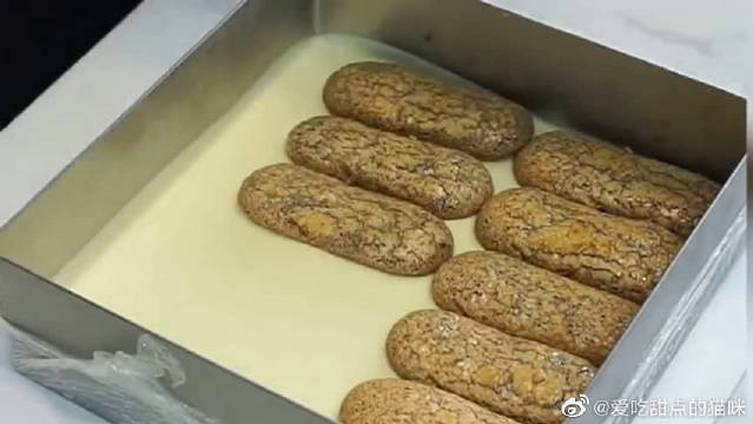 据爱吃甜点的猫咪,治愈系甜品经典提拉米苏蛋糕,在寒冷的冬日给你温暖!只要鸡蛋就能做的舒芙蕾